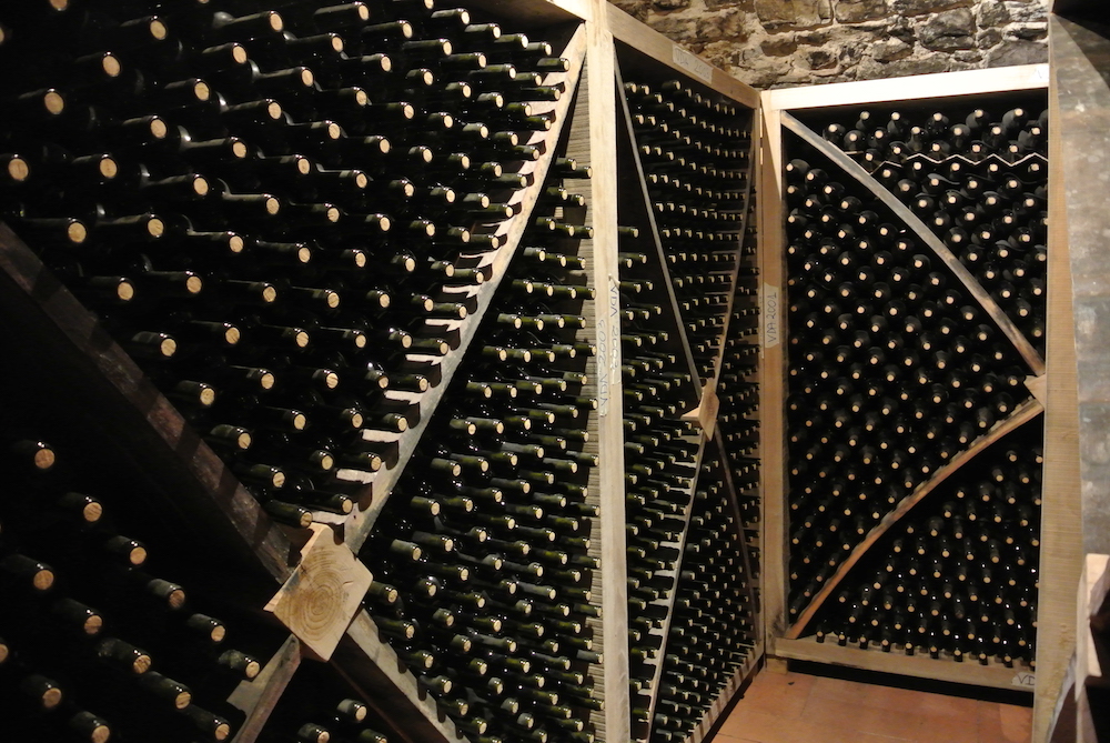 Lo stoccaggio dei vini in scaffali ricavati da doghe di vecchie botti