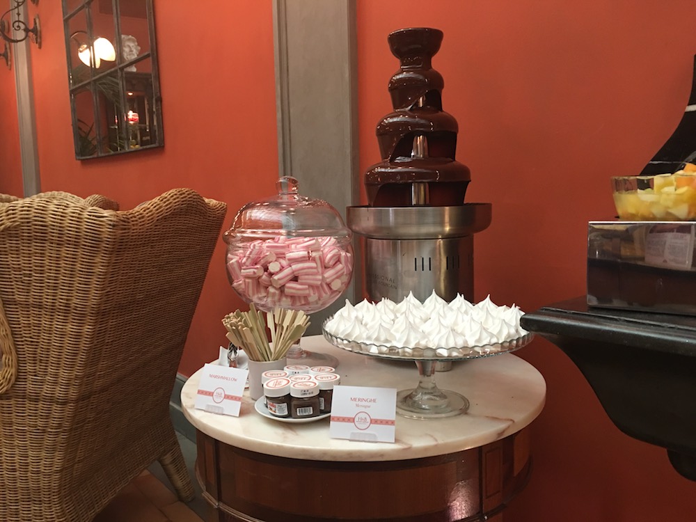 La fontana di cioccolato con meringhe, marshmallow e nutella