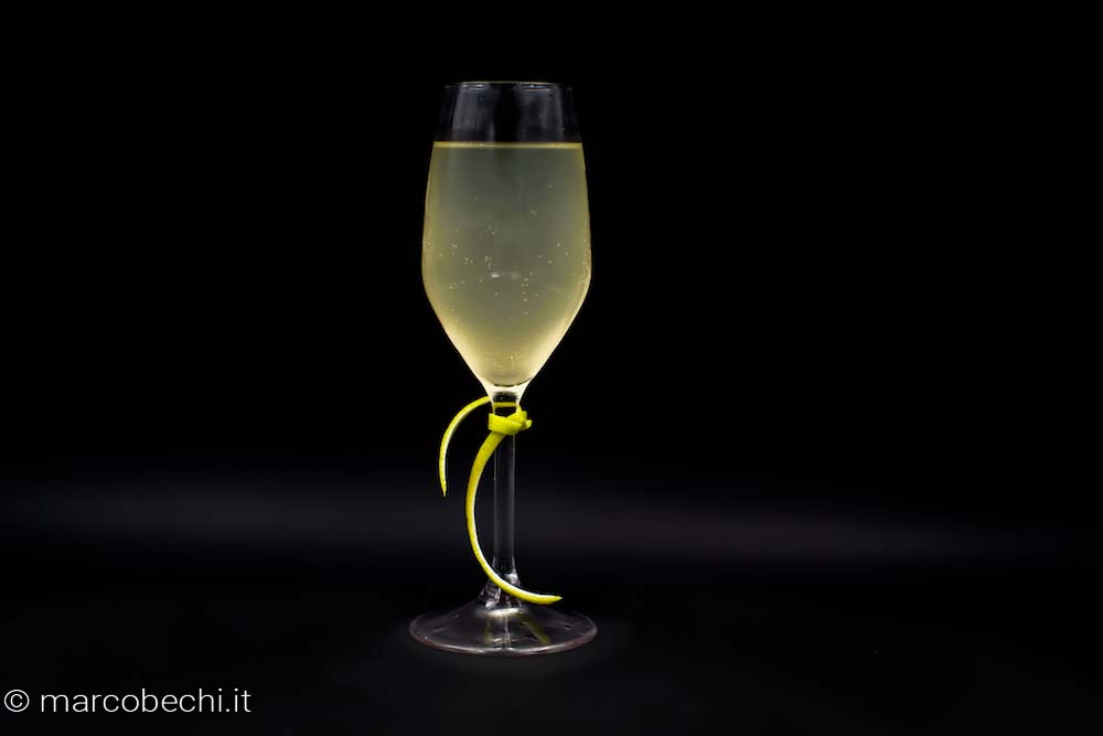 Yuzu 75, un twist sul French 75, con succo di yuzu, gin, champagne.