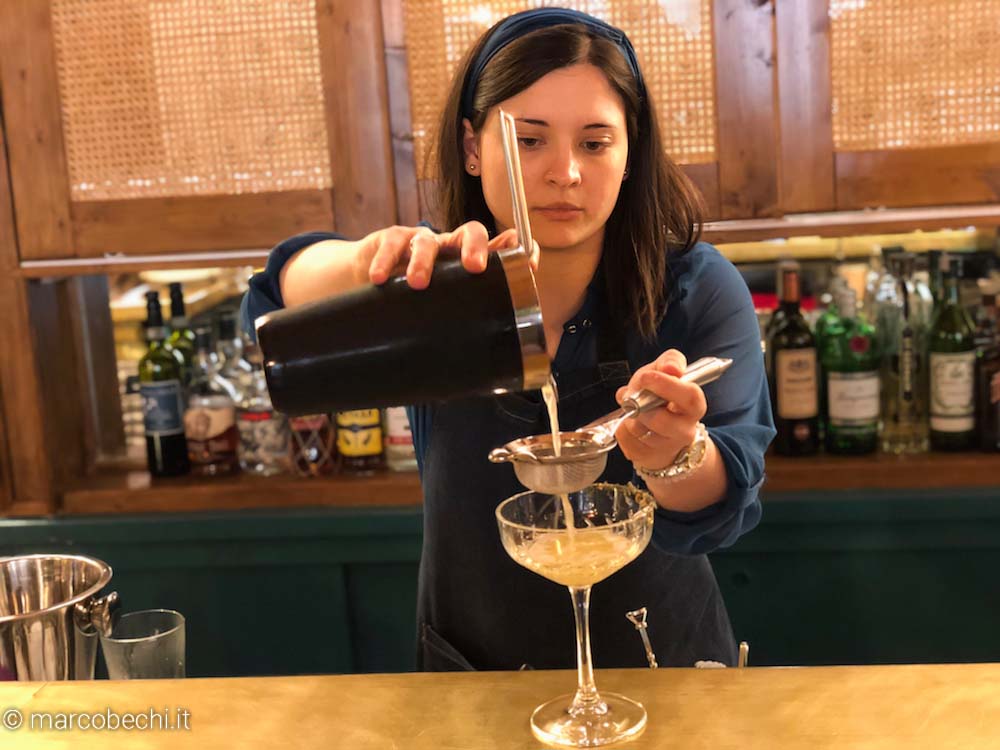 Nadia Moller mentre prepara un cocktail