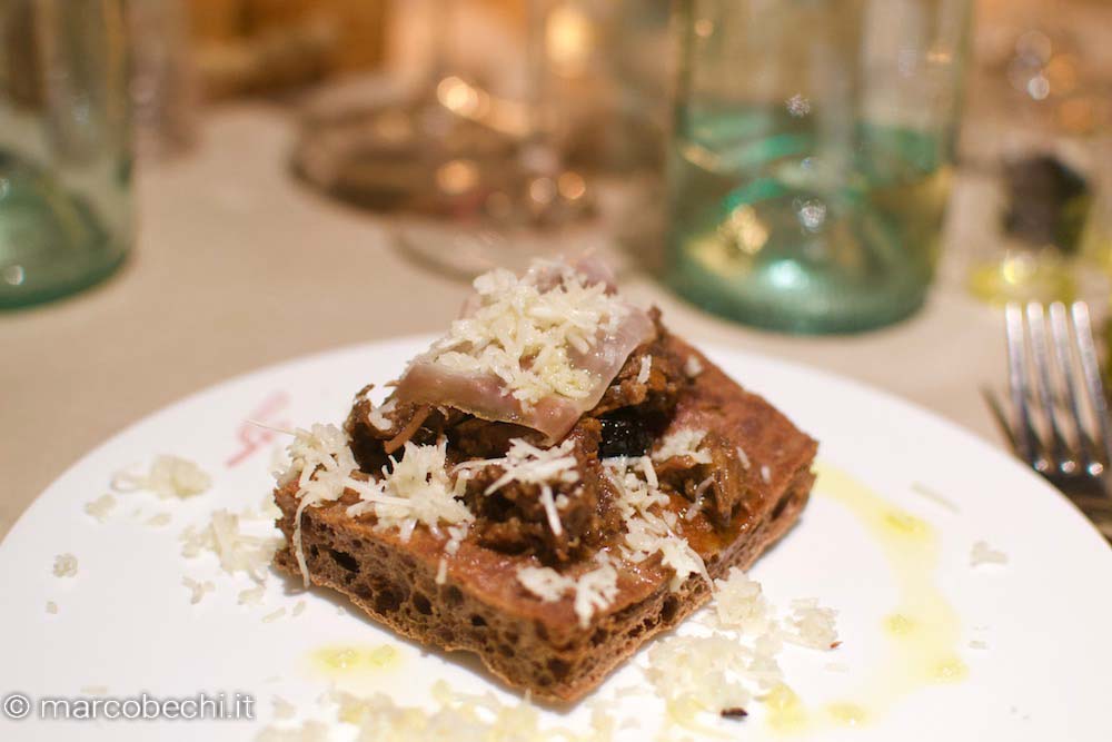 Pizza al Cacao con cinghiale alla Maremmana - Chef Tommaso Vatti con olio Monocultivar Moraiolo Agricola Decimi