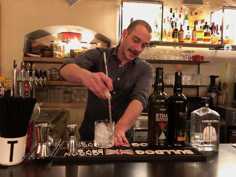 Jacopo Tacchinardi mentre prepara un cocktail