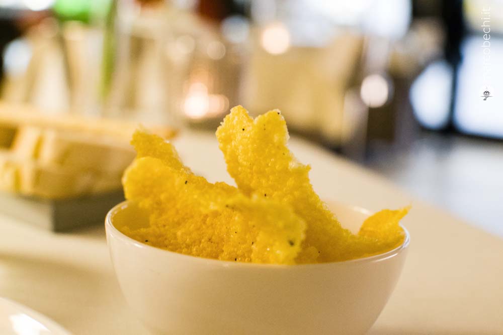 Chips di polenta in accompagnamento al cinghiale speziato