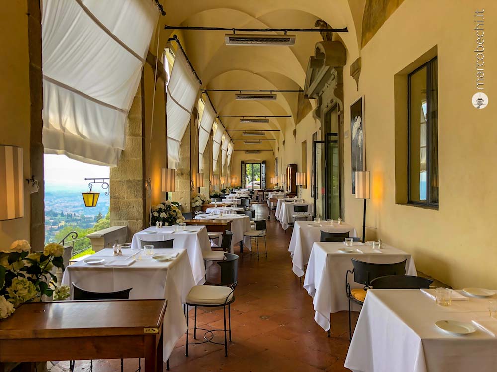 La loggia con il ristorante e la vista su Firenze