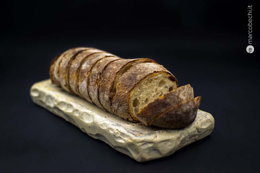 Il pane adagiato sa marmo giallo di Siena