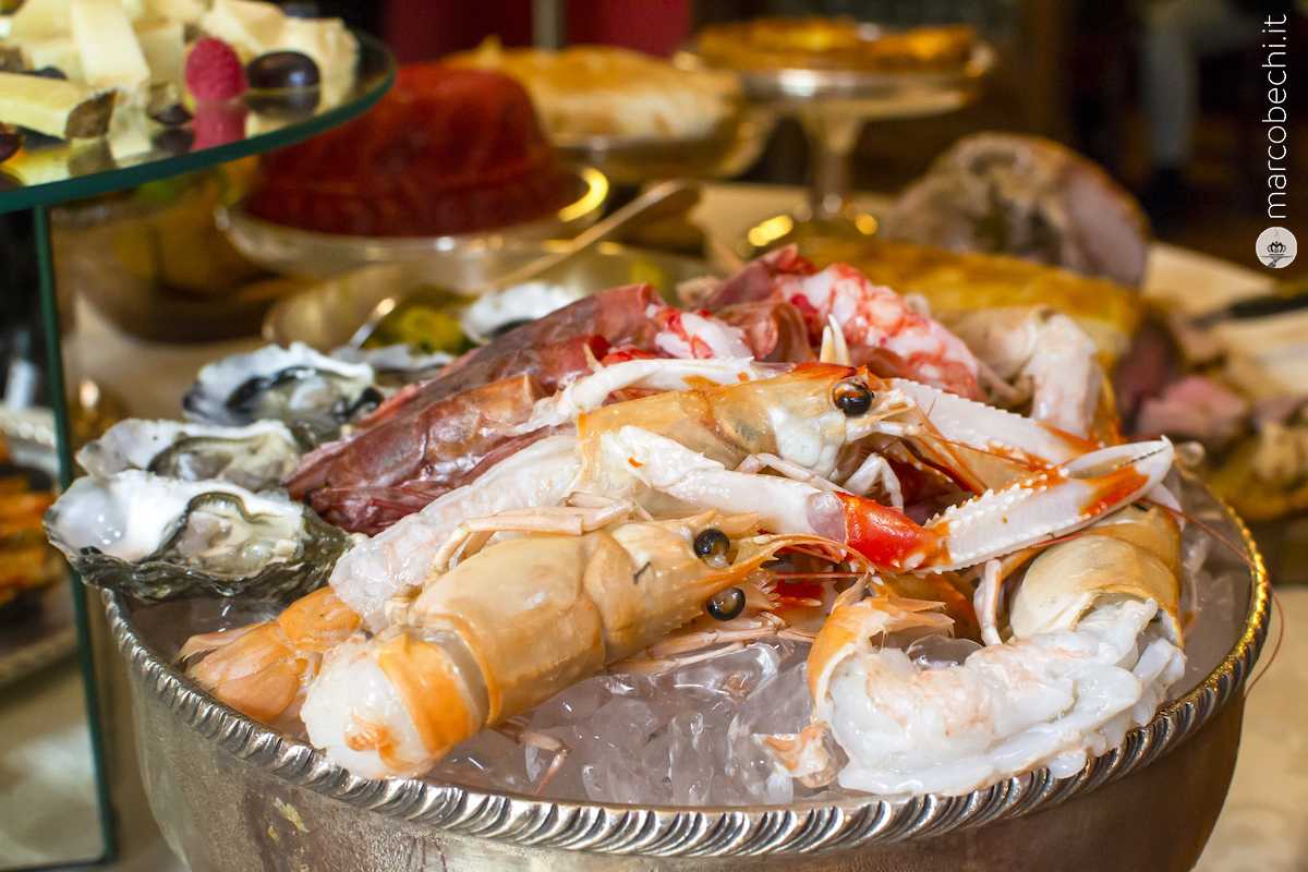 Alzata di crudi con ostriche Tzarskaya, tartufi di mare, fasolari, scampi, sashimi di tonno, gamberi rossi