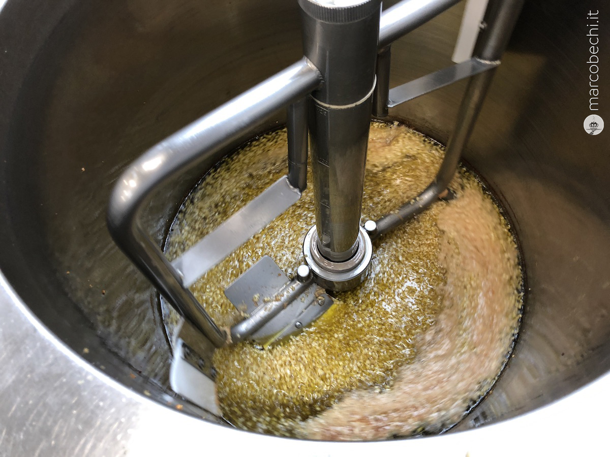 La preparazione della base di aglio per la salsa di pomodoro