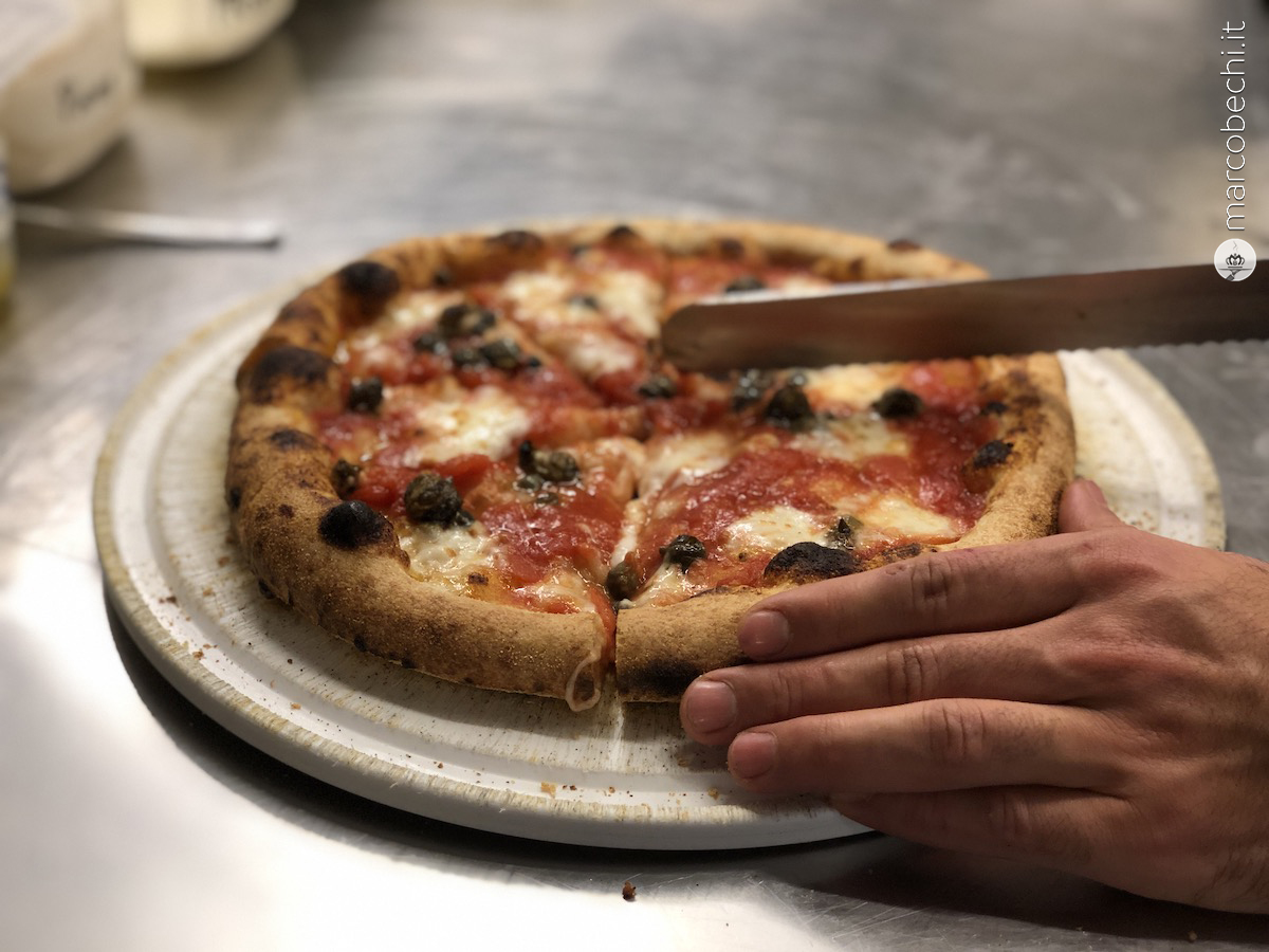 La pizza tagliata preima di essere servita a tavola