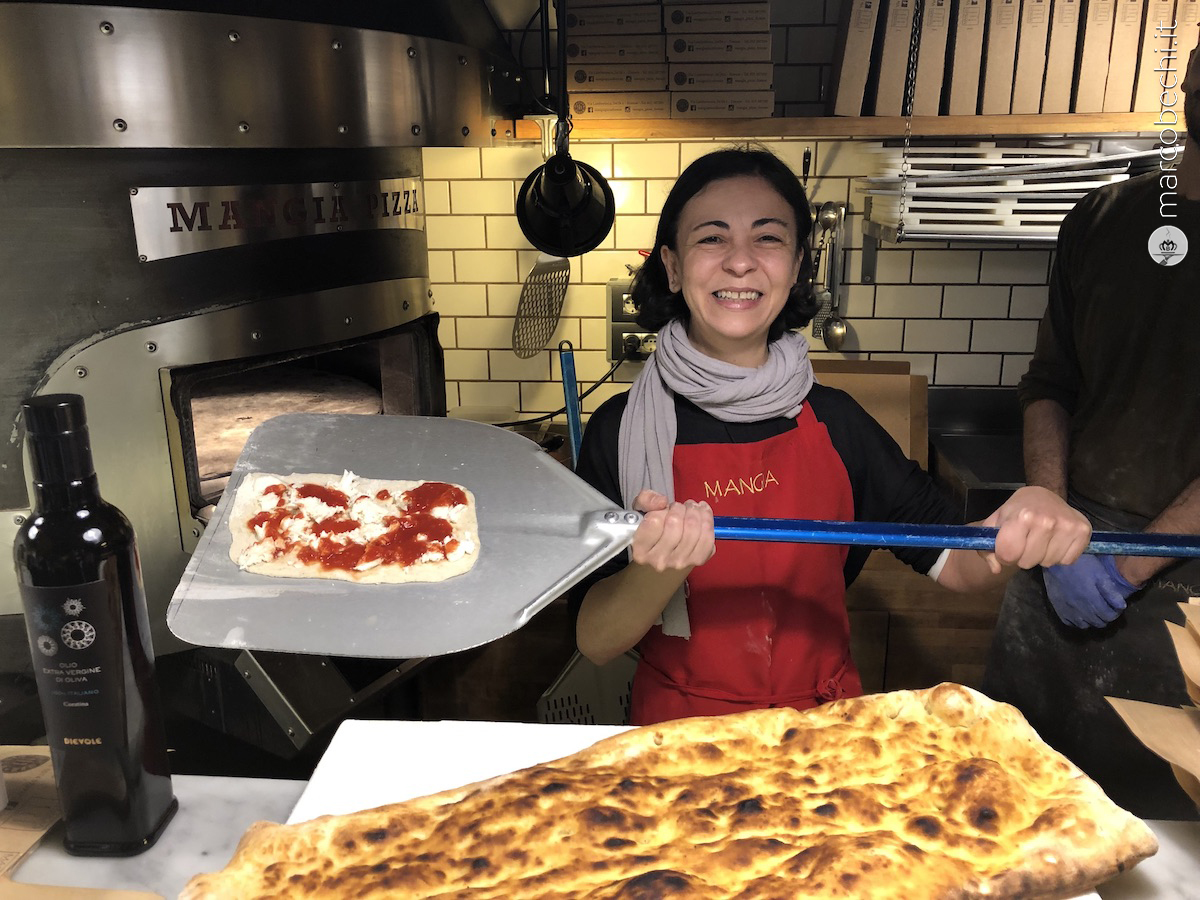 Monica Campagnoli Blogger bolognese inforna la sua pizza