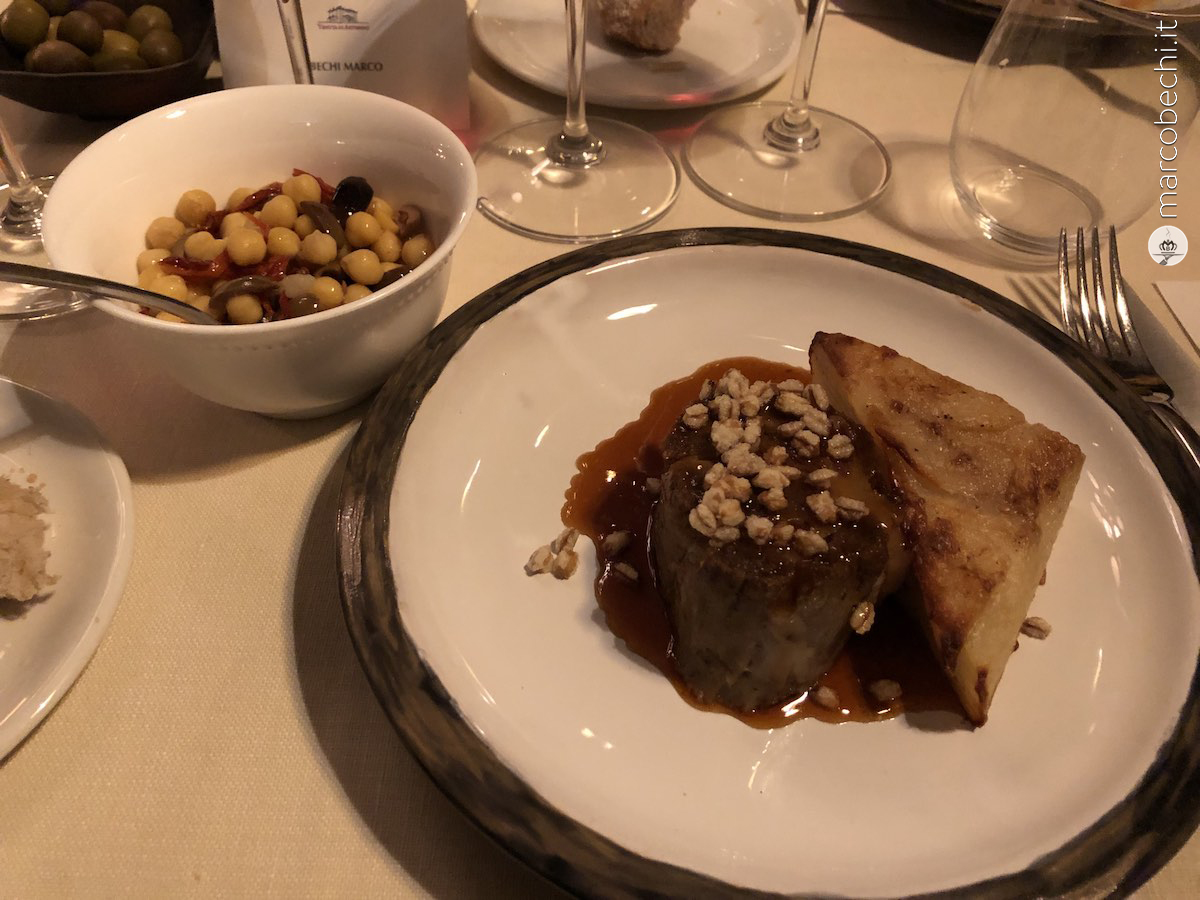 Capocollo di Mora Romagnola e farro soffiato con Millefoglie di patate gratinato, ceci, pomodori secchi e olive