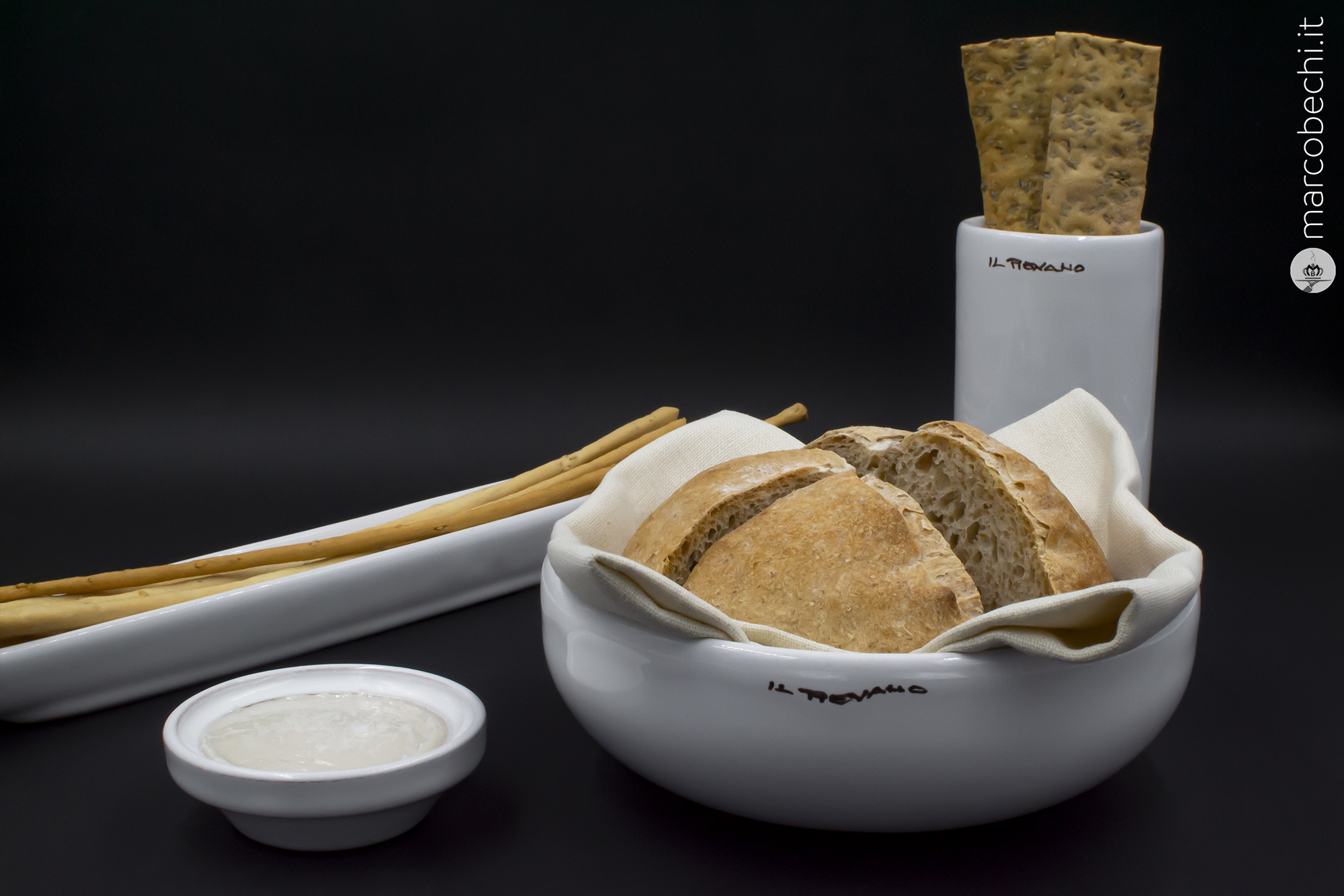 Il pane di Stelios Sakalis alla farina di verna BIO, grissini al sesamo e cracker di segale al cumino con lardo aromatizzato