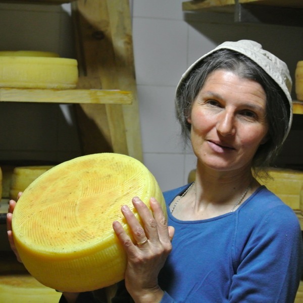 Patrizia mostra orgogliosa il formaggio che anche lei produce