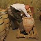 Andrea controlla direttamente la temperatura all'interno degli orci