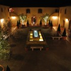 Il cortile interno del Castello di Casole con l'ingresso del Ristorante Tosca