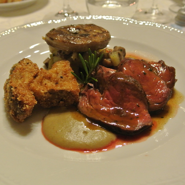 Tagliata di vitellone profumata elle erbe spontanee con porcini