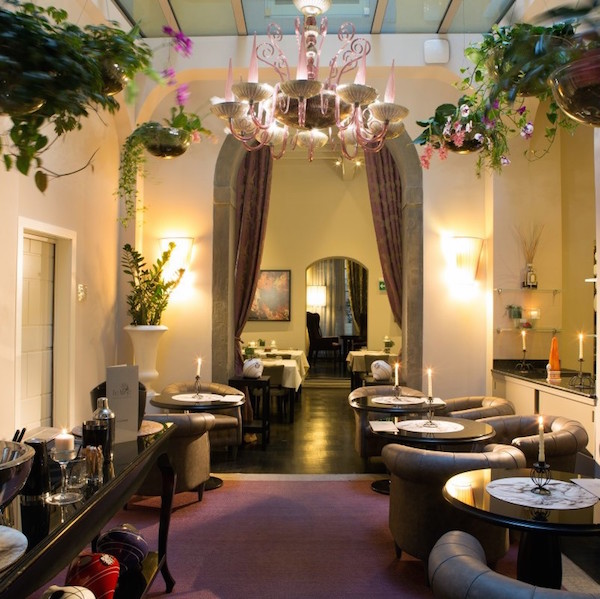 L'ingresso con zona Lounge Bar