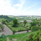 In lontananza i ricoveri delle pecore