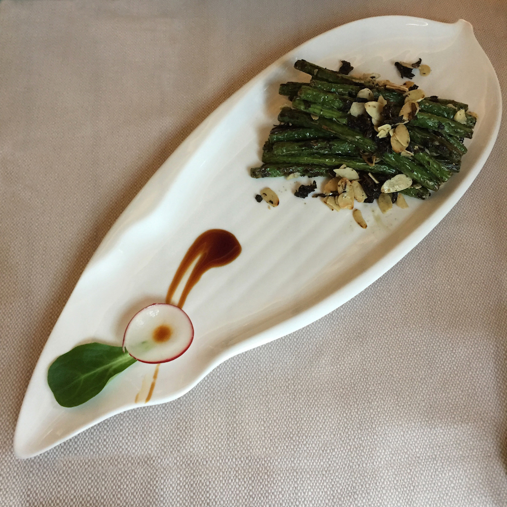 Fagiolini fulin saltati con foglie di olivo marinate nello'olio evo mandorle croccanti e pepe di Sichuan