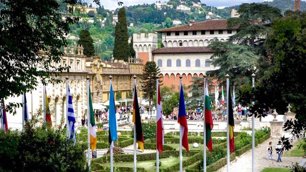 Villa Salviati con bandiere