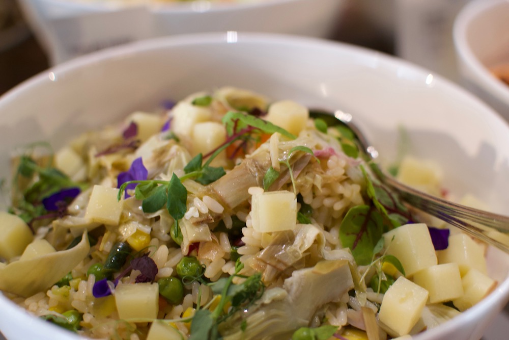 Insalata tiepida di riso con carciofi e pecorino