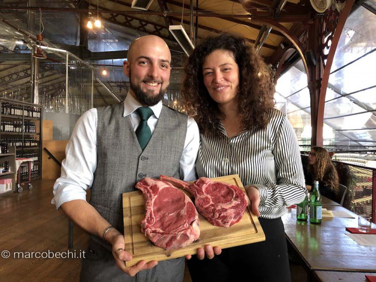 Il macellaio Alessandro Soderi e Valentina Di Gioia che ha organizzato "Carne al Fuoco"