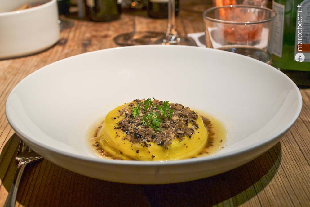 #nivoslider-lbofI-13578-caption-4 Lasagnetta con piccoli porri e cipollotti stufati, bouchon di capra e ragout di tartufo nero