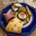 Sott'oli e cipolline in agrodolce fatte in casa insieme al sushi di lampredotto e crostino di burrata e acciuga