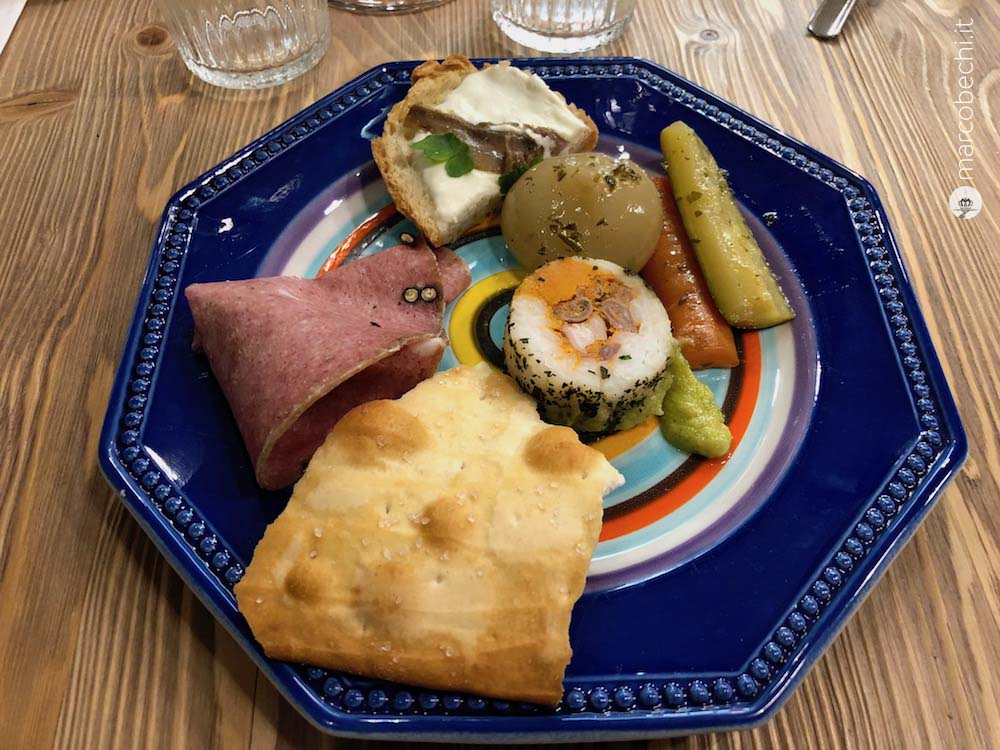 Sott'oli e cipolline in agrodolce fatte in casa insieme al sushi di lampredotto e crostino di burrata e acciuga