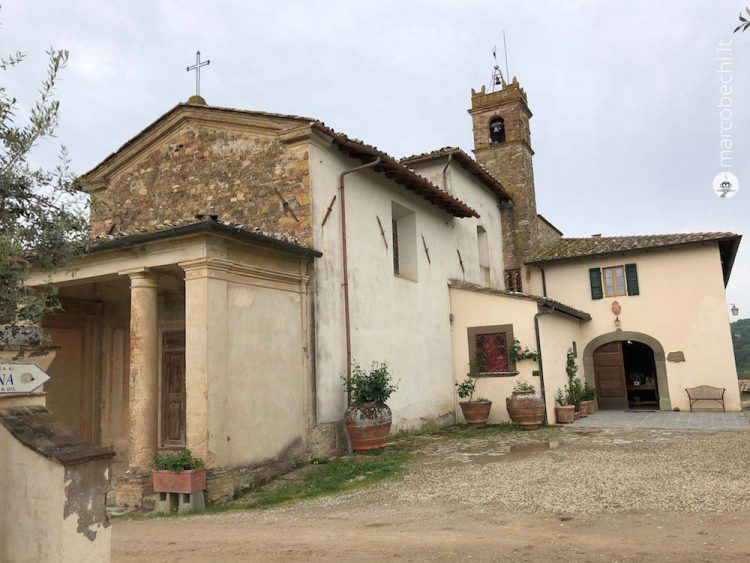 L'ingresso della villa e l'antica chiesa