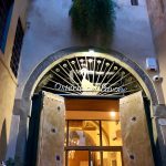 L'ingresso dell'Osteria del Pavone