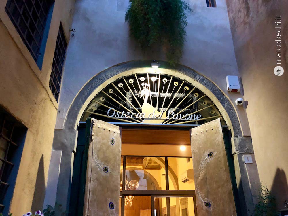 L'ingresso dell'Osteria del Pavone