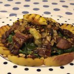 Insalata ricca con pesche di Londa, spinacini, mandorle e rigatino croccante
