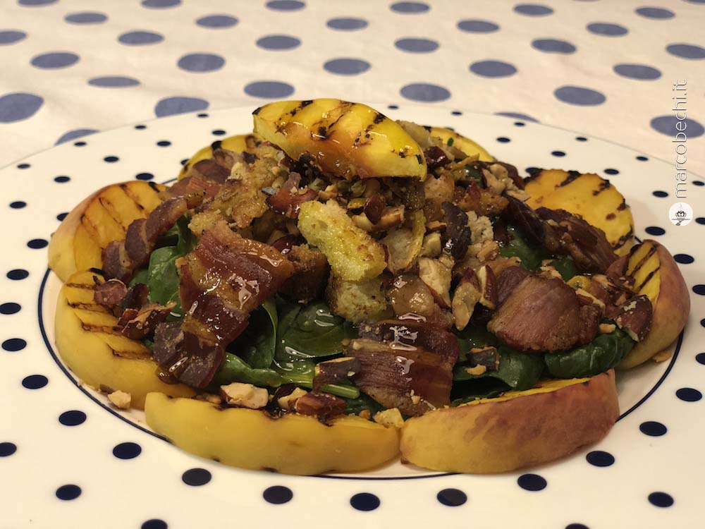 Insalata ricca con pesche di Londa, spinacini, mandorle e rigatino croccante