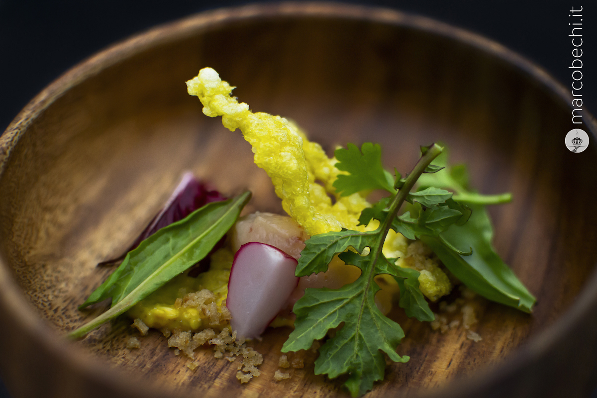 Battuta di gamberi con salsa tartara e riso soffiato allo zafferano