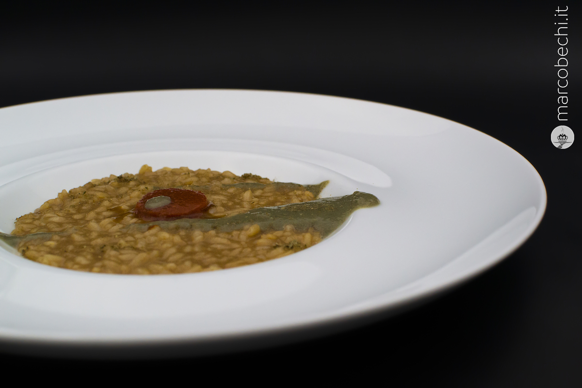 Risotto cotto con il tè nero, crema di ostrica e pomodori secchi
