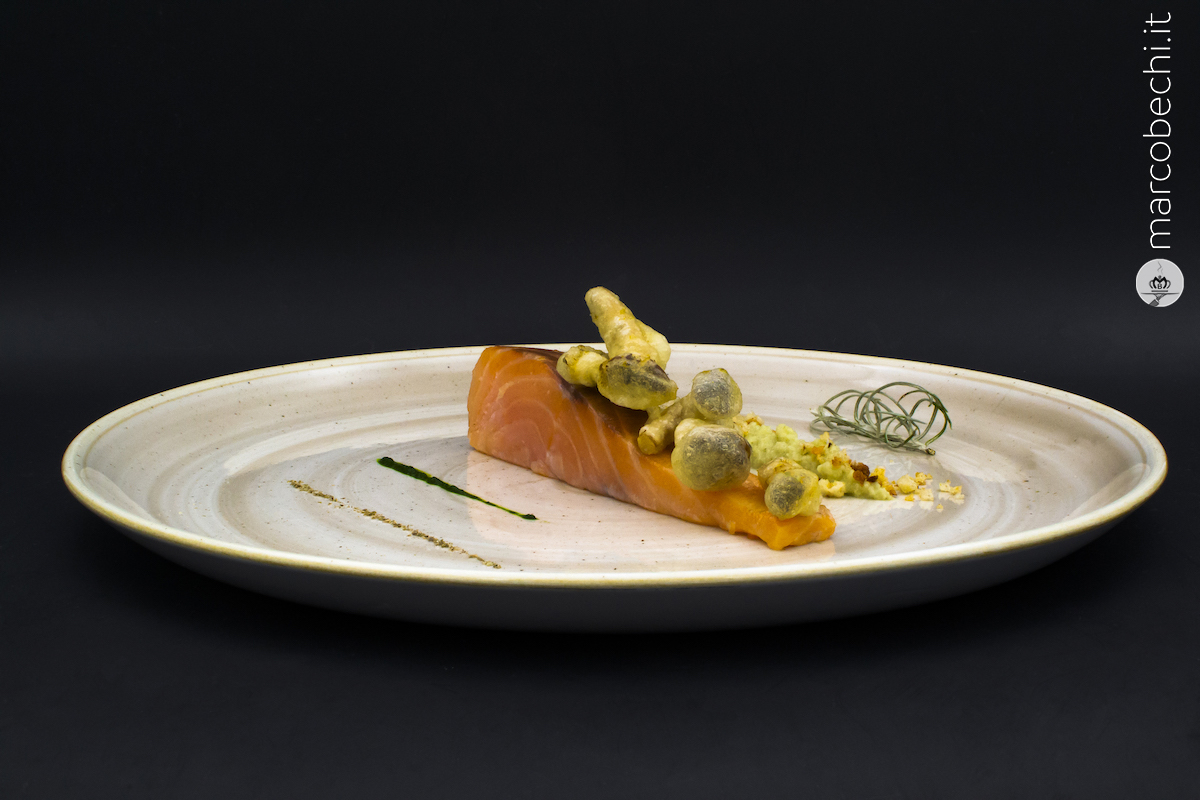 Salmone leggermente affumicato con purea di finocchio al curry, funghi e crumble di miso