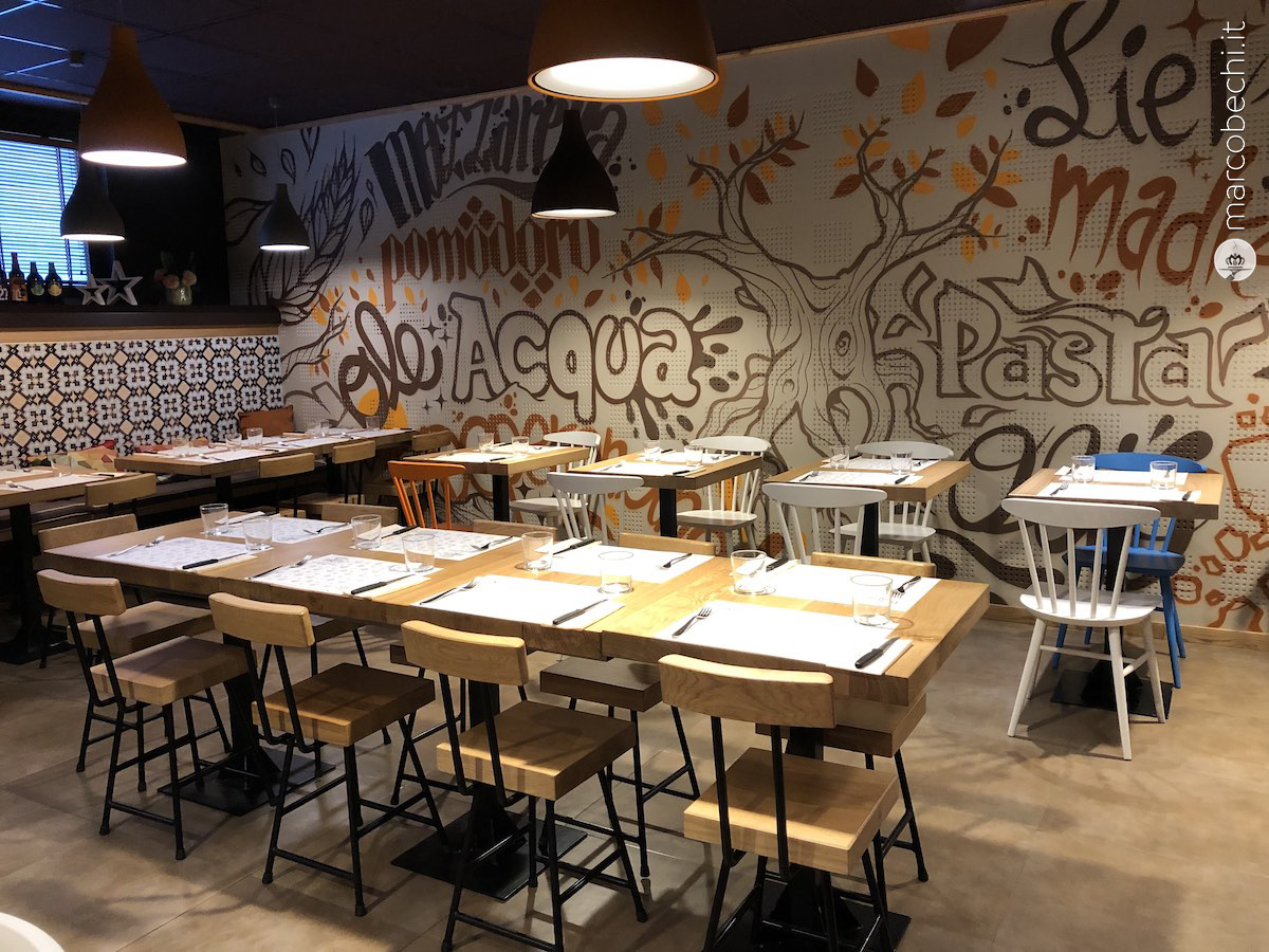 L'interno rinnovato della Pizzeria Santarpia
