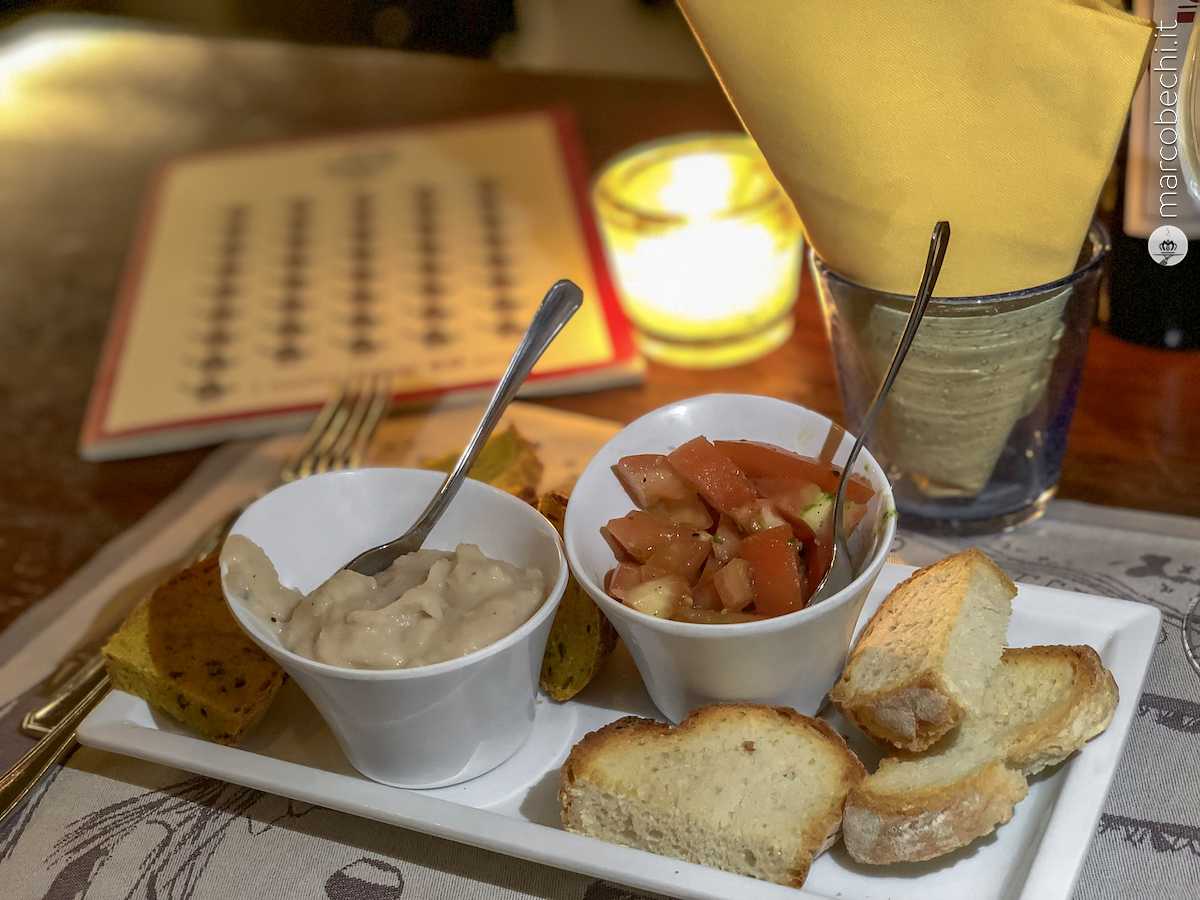 Partenza con bruschette fai da te con crema di cannellini e con pomodorini