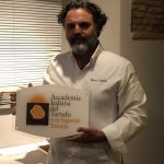 lo chef Marco Stabile con la targa della Sede Regionale dell'Accademia Italiana del Tartufo