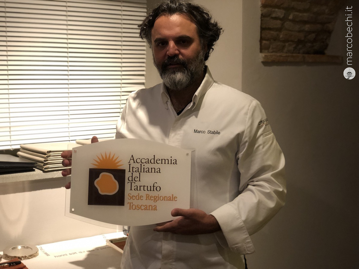 lo chef Marco Stabile con la targa della Sede Regionale dell'Accademia Italiana del Tartufo