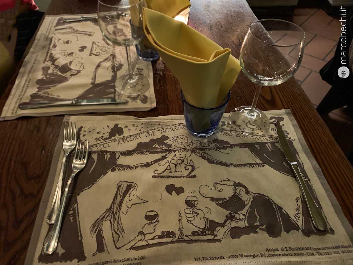 L'apparecchiatura con tovaglietta in stoffa il cui disegno originale è stato disegnato da Sergio Staino