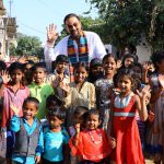Kabir Bedi e i bambini indiani