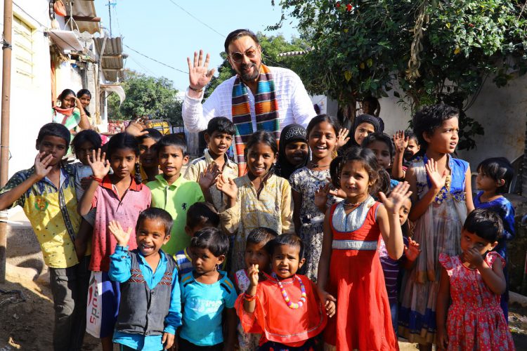Kabir Bedi e i bambini indiani