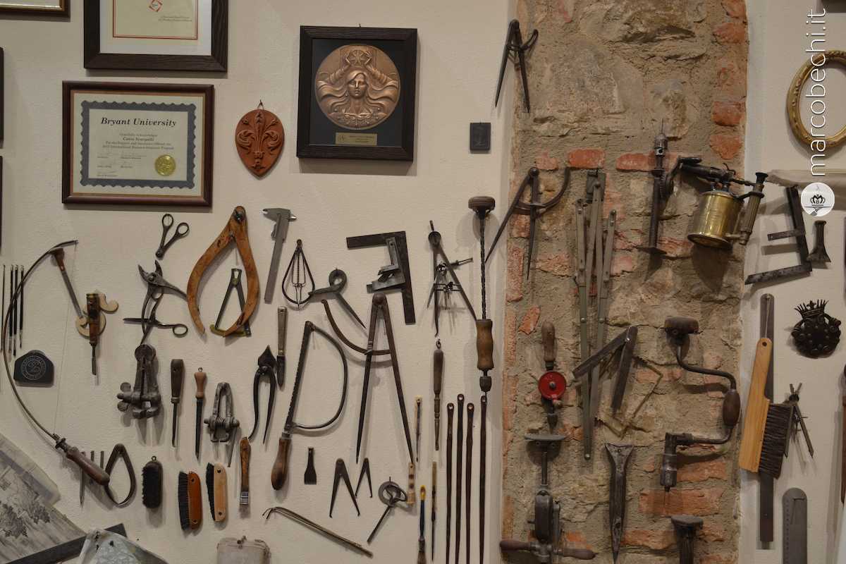 Gli attrezzi per costruire il Mosaico Commesso fiorentino sembrano appesi per decorazione ma in realtà sono attrezzi d'uso giornalieri