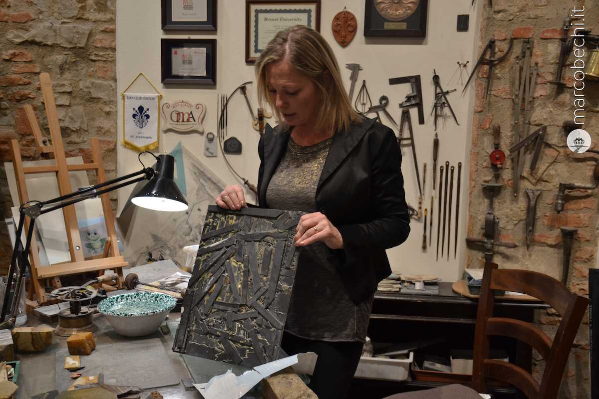 Catia Scarpelli mostra il retro di un mosaico incollato a cera