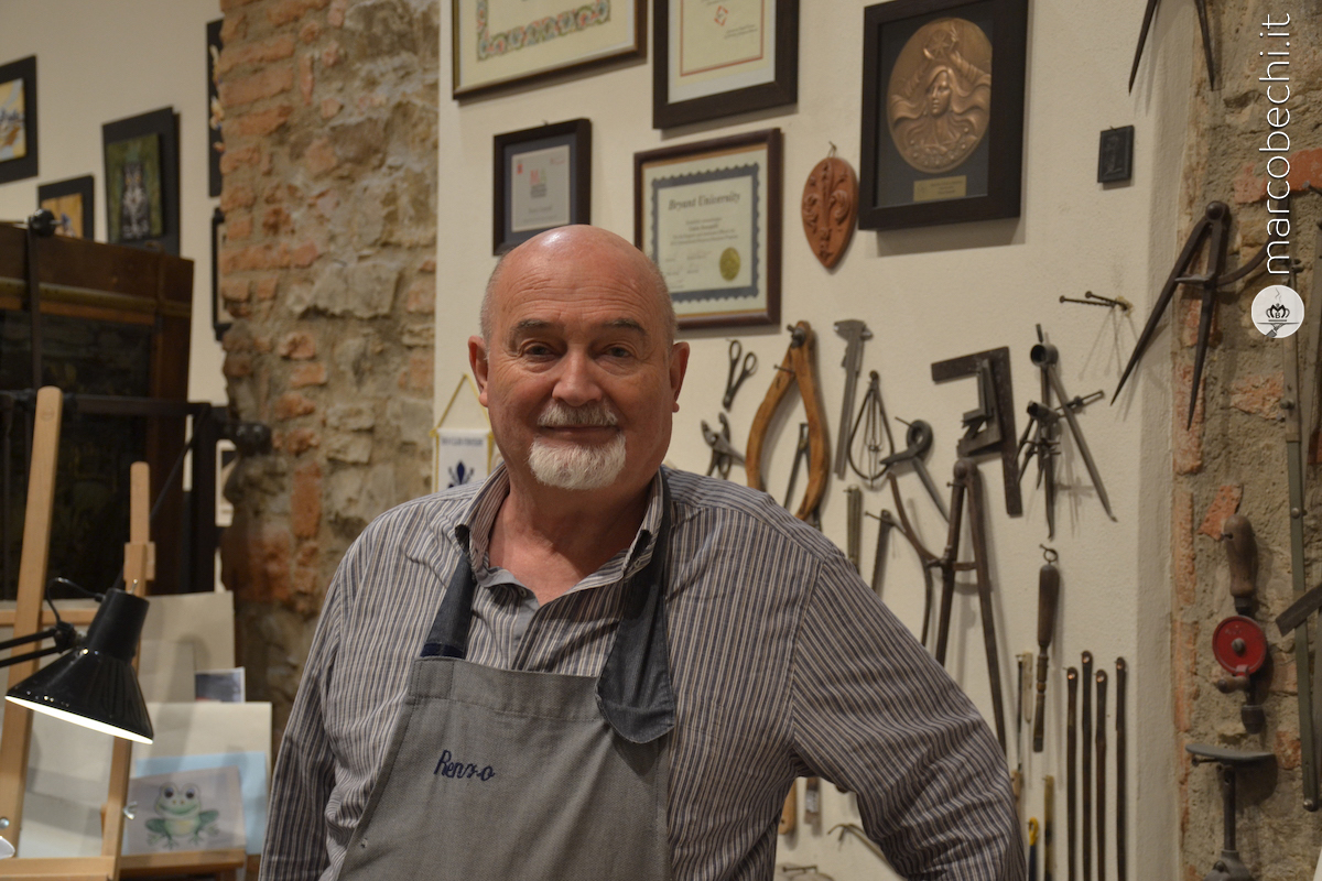 Renzo Scarpelli di fronte ai suoi attrezzi che non sono di antiquariato e per bellezza ma di uso quotidiano
