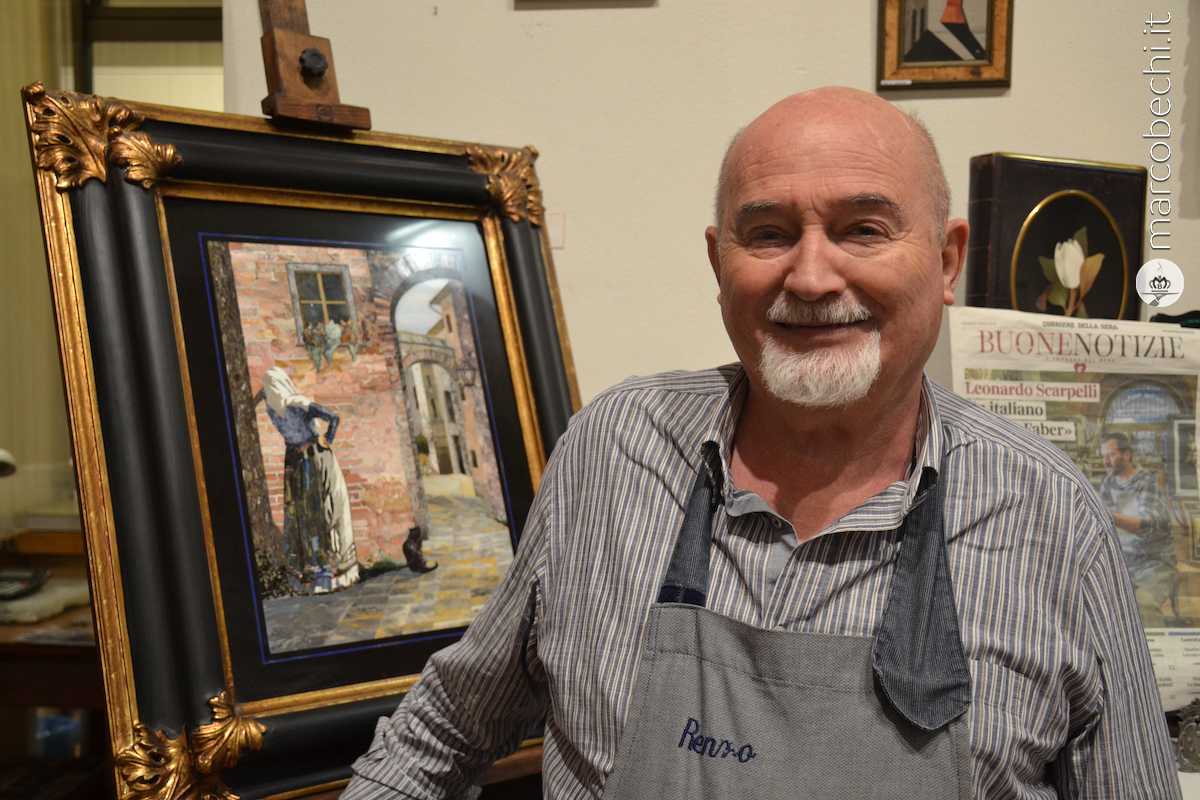 Renzo Scarpelli con una sua opera che ha richiesto 750 ore di lavoro
