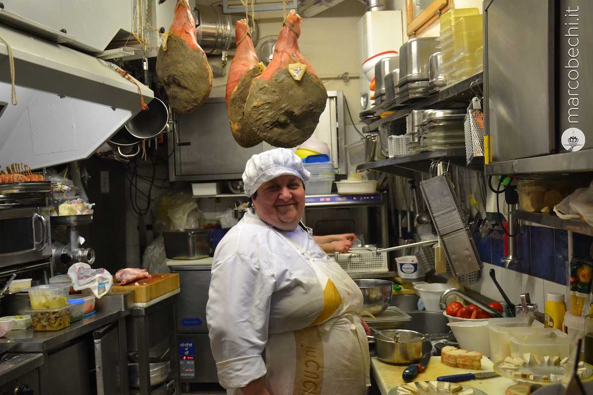 La cucina con la sorella di Luca e i prosciutti appesi