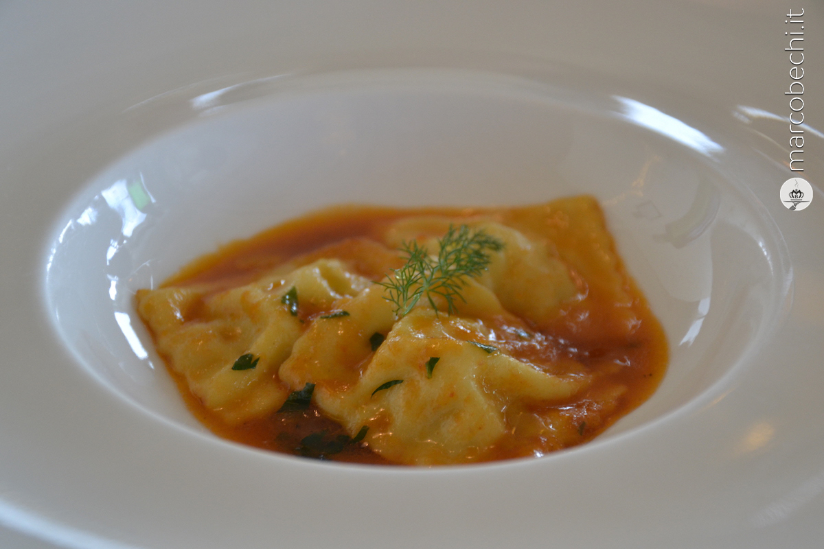 Ravioli farciti di razza con il suo sughetto di pomodoro piccante