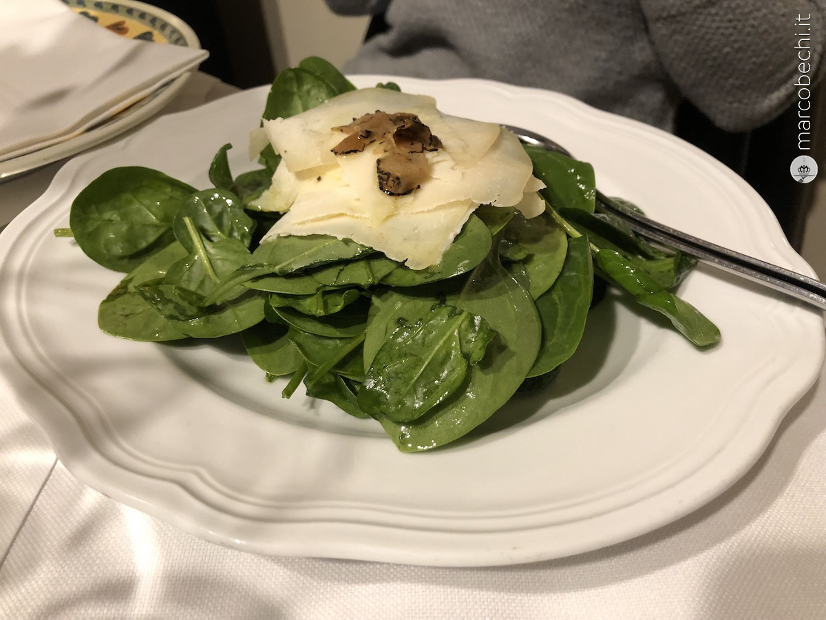 Spinacetti crudi con caprino di fossa e carpaccio di tartufo nero